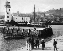 Historical photo of Scarborough lighthouse and harbour