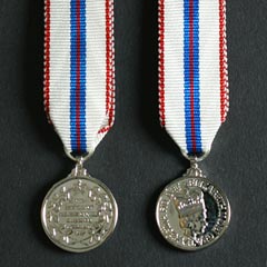 1977 Silver Jubilee EIIR Miniature Medal Image 2